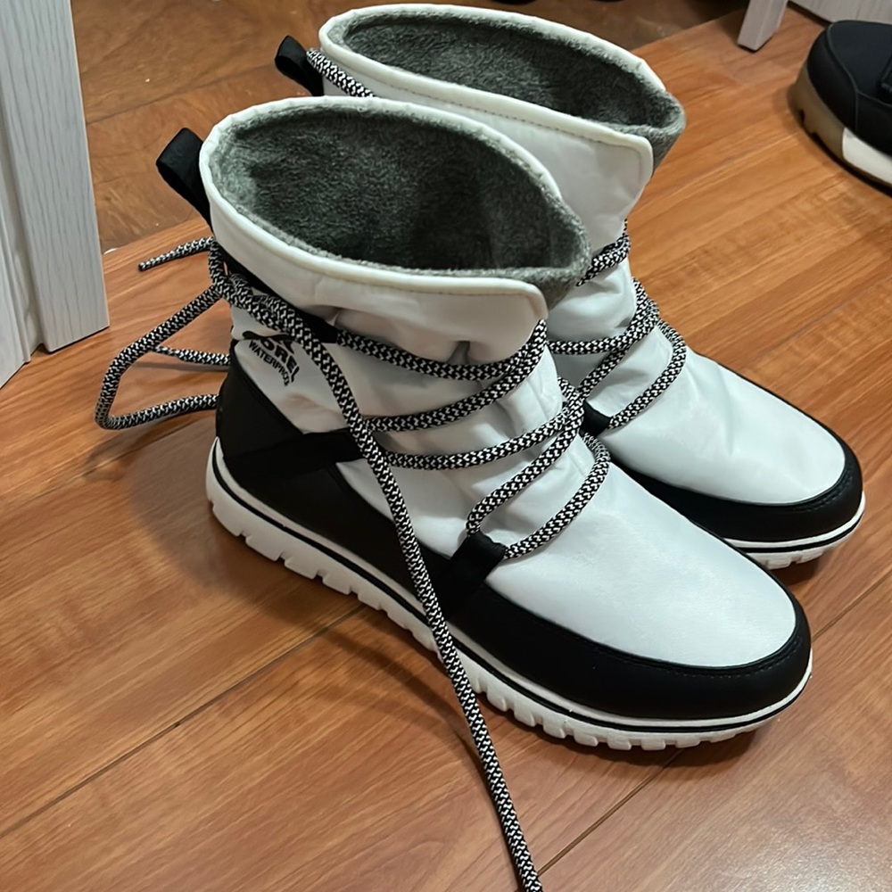 Sorel Cozy Explorer winter boots 7